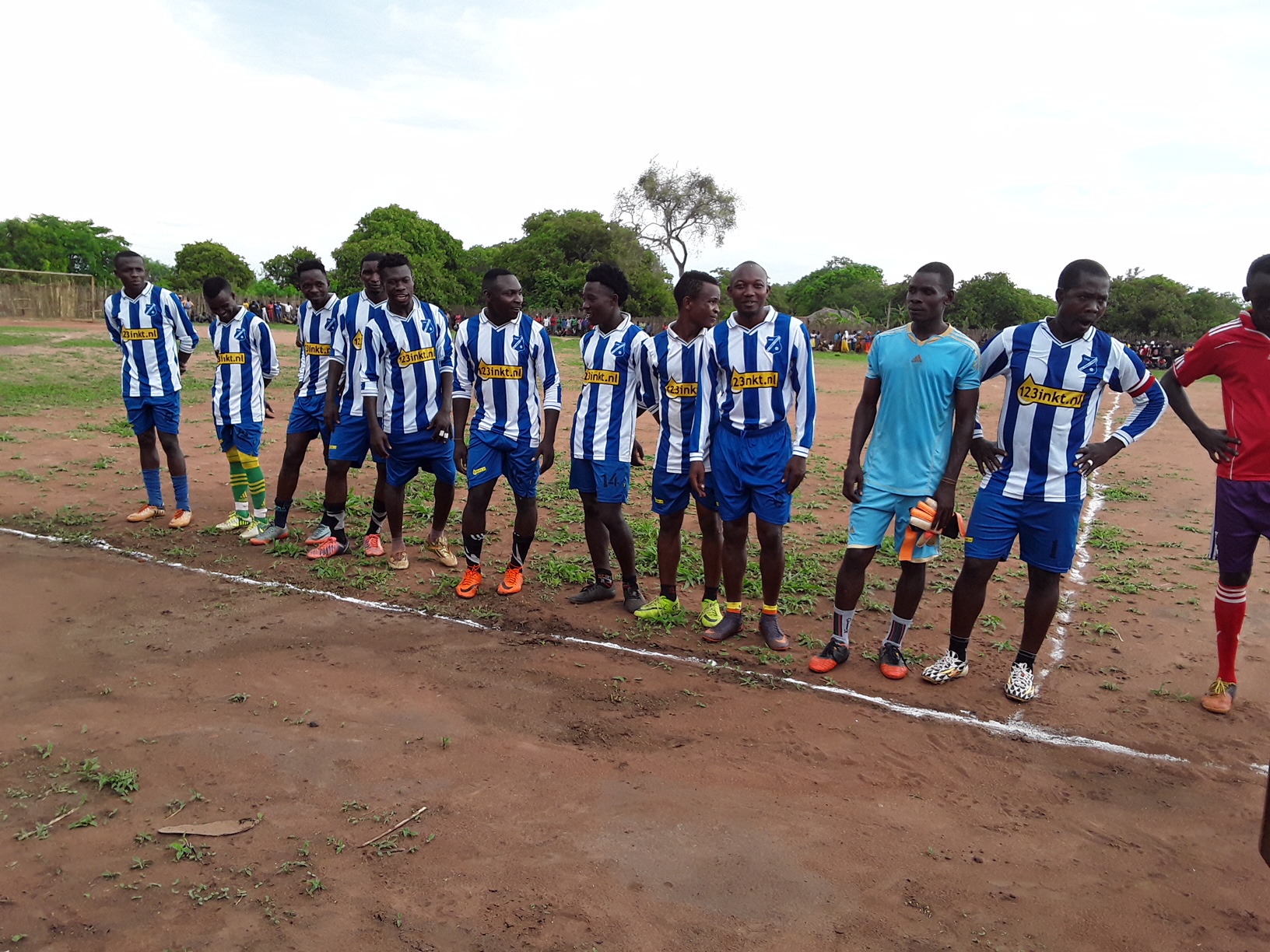 Voetbalshirts Angerlo Vooruit krijgen tweede leven in Tanzania