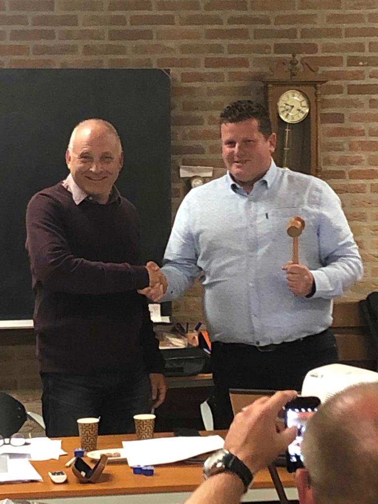 Kees Nederhoff geeft de voorzittershamer van v.v. Angerlo Vooruit over aan Dirk Willem Tiecken.