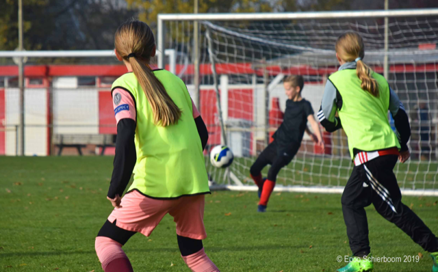 Cadeau voor deelnemers meidenvoetbalschool